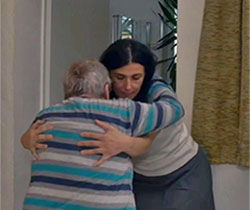 Persona cuidadora que ayuda a una anciana a levantarse de la cama