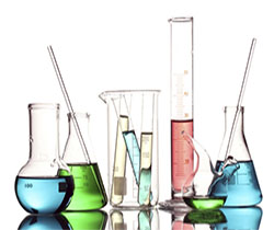 Probetas de diferentes formas, tamaños y líquidos en el interior.