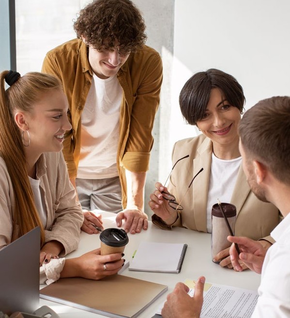 Imagen de un grupo de personas hablando