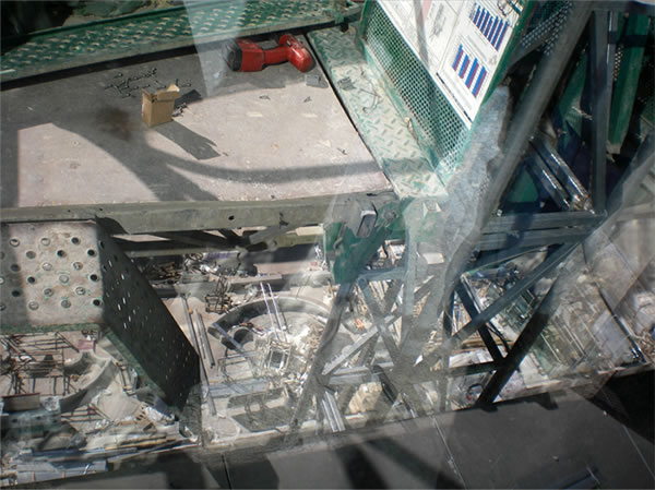 Solo una de las tres chapas metálicas que constituían la plataforma de trabajo del extensible permaneció en la plataforma elevadora: Se encontraba doblada lo cual implica que se ha ejercido una fuerza vertical importante sobre la misma probablemente debido a un exceso de carga