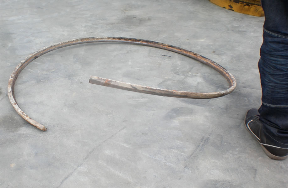 Aro de cierre deformado al salir despedido