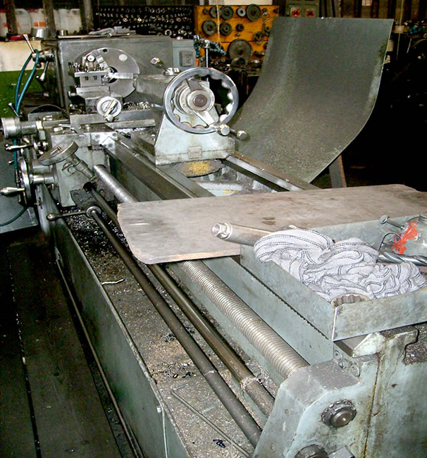 Vista general del torno con una chapa protectora colocada de forma rudimentaria que no consigue una protección eficaz