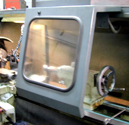 Ejemplo de resguardo con enclavamiento para el punto de operación del torno