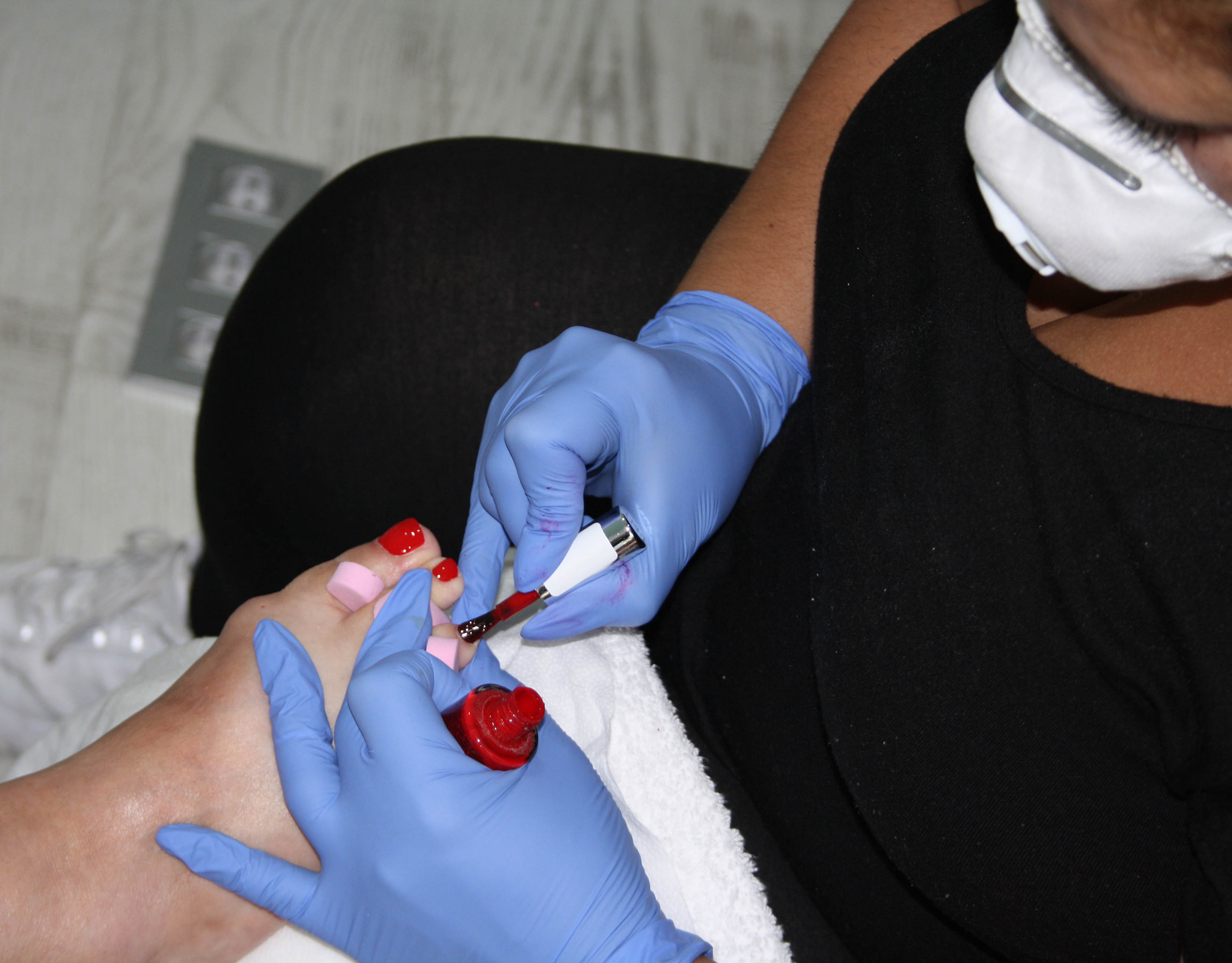 Profesional de estética realizando la pedicura.