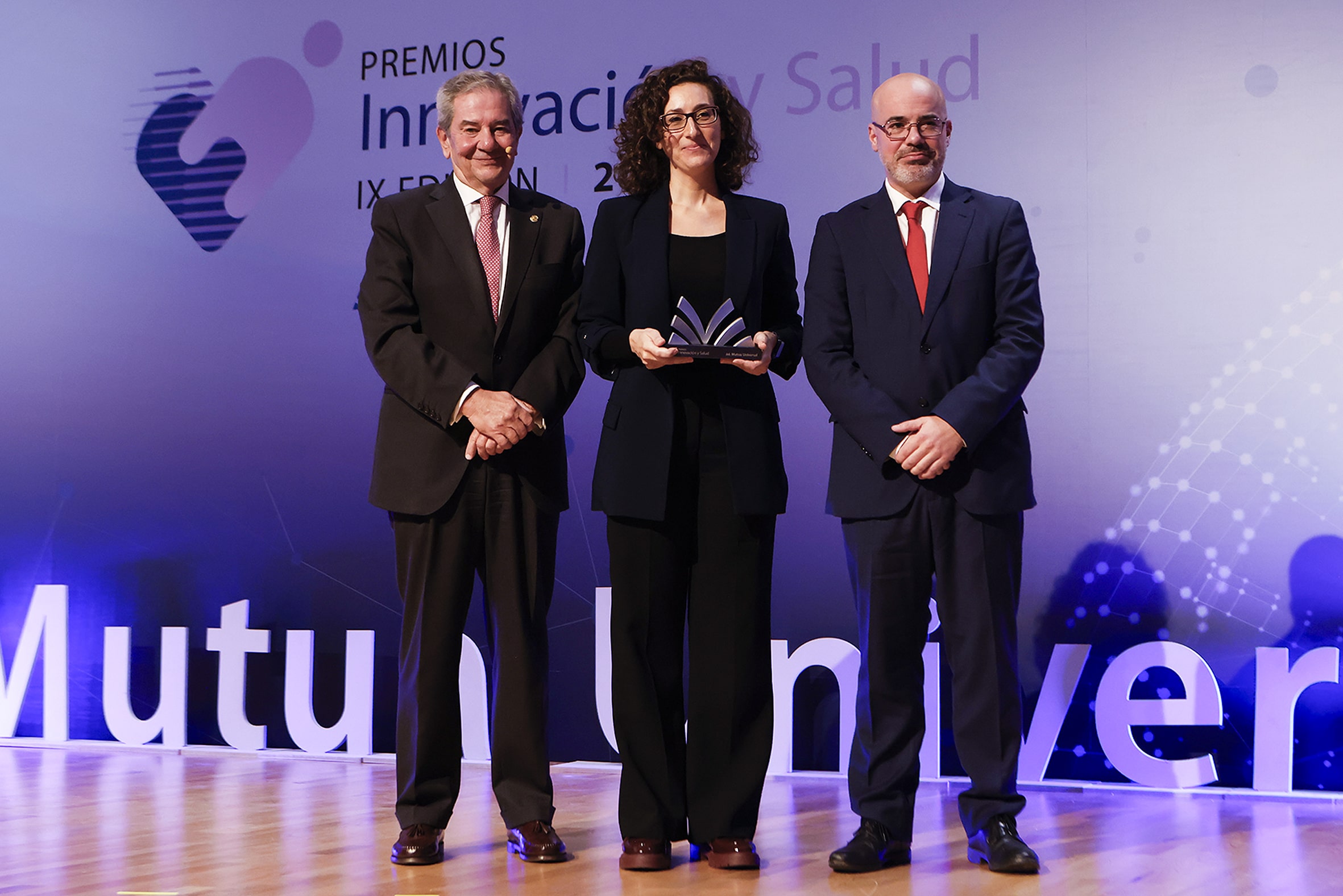 Aitana Garí, junto a Juan Güell y Francisco Martín